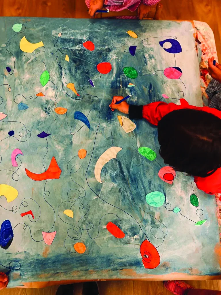 Uno spazio di ricerca, creatività e scoperta dove i bambini esplorano materiali, colori e linguaggi diversi. Qui non conta il risultato, ma il piacere di sperimentare, immaginare e meravigliarsi.