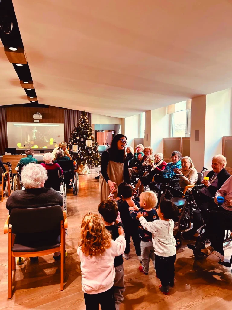 Grazie alla presenza nello stesso stabile della RSA e della Scuola dell’Infanzia Santa Chiara, entrambe parte delle Istituzioni Don Carlo Botta, il progetto Una nonna per amica crea preziose occasioni di incontro e relazione tra generazioni.